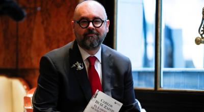 Carlos Ruiz Zafón falleció el 19 de junio a los 55 años, en su residencia de Los Ángeles (Estados Unidos), a consecuencia de un cáncer, según ha informado Editorial Planeta. 