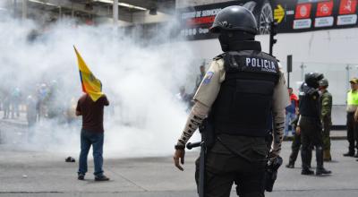 Trabajo policial durante las protestas de octubre de 2019, en Quito.