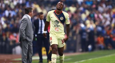 El jugador ecuatoriano, Renato Ibarra, en una jugada con el América de México.