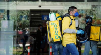 Un repartidor de Glovo camina frente a un centro comercial en Quito, el 24 de abril de 2020. 