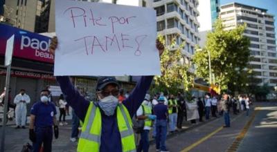 Personal que trabajaba en Tame protesta por los despidos y la falta de pago de la aerolínea, el 22 de mayo, en Quito. 