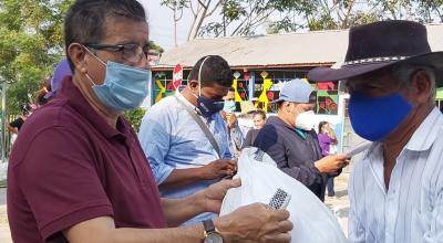 Entrega de kits alimenticios en Salitre, cantón de Guayas que pasó a semáforo verde, el 24 de junio. 