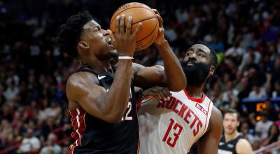 En la imagen, el jugador de los Heat de Miami Jimmy Butler (i) enfrenta a James Harden (d), de los Rockets de Houston. 