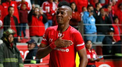 El delantero ecuatoriano, Michael Estrada, celebra un gol con la camiseta del Toluca.