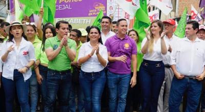 El asambleísta Daniel Mendoza (de morado), junto al candidato a prefecto Ricardo Zambrano (de verde), durante la campaña para la Alcaldía de Chone, el 17 de febrero de 2019.