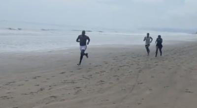 Antonio Valencia se entrena en la playa junto a su hija y un amigo, este domingo 5 de julio de 2020. 