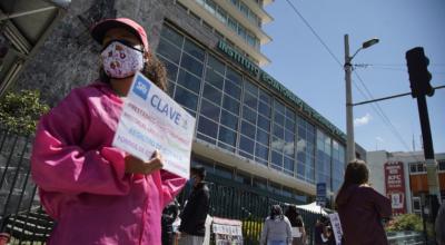 Un tramitador informal afuera del edificio del IESS, en la avenida 10 de Agosto, al norte de Quito, el pasado 24 de junio.