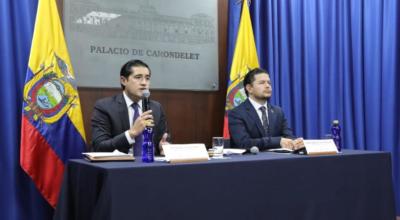El ministro de Finanzas, Richard Martínez, y el secretario del Gabinete, Juan Sebastián Roldán, durante una rueda de prensa el 6 de julio de 2020 en el Salón Azul de Carondelet.
