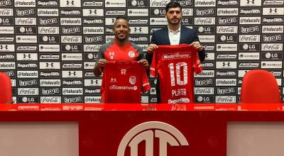 Joao Plata, junto a su representante, en el estadio de Toluca, el miércoles 8 de julio de 2020.