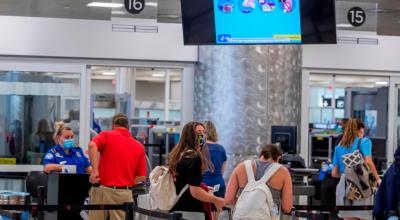 Pasajeros pasan por un control de seguridad en el Aeropuerto Hartsfield-Jackson de Atlanta, en Estados Unidos, el 2 de julio de 2020.