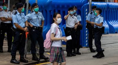 Policías resguardan los exteriores de un colegio en Hong Kong, el 9 de julio.