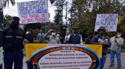 Dirigentes del Instituto de Seguridad Social de las Fuerzas Armadas del Ecuador (Issfa) hicieron un plantón en Cuenca para reclamar los atrasos del Gobierno, en julio de 2020.