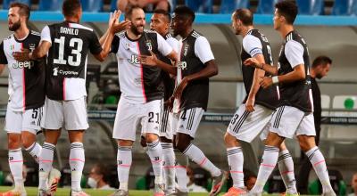 Gonzalo Higuaín celebra con sus compañeros el 2-0 durante el partido frente al Sassuolo, este miércoles 15 de julio.