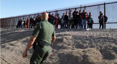 Un grupo de inmigrantes tratando de cruzar la frontera entre México y Estados Unidos, en marzo de 2019.