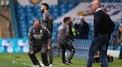 Marcelo Bielsa festeja una victoria de su equipo frente a Barnsley, el 16 de julio de 2020, en Leeds.