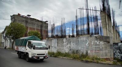 Imagen del 17 de julio de uno de los proyectos inmobiliarios financiados por la Seguridad Social, pero que está abandonado. La construcción está ubicada en el sector del parque El Ejido, centro norte de Quito.
