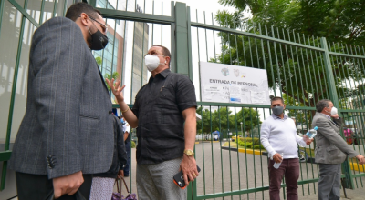 Luigi García, abogado de Daniel Salcedo, en las afueras del hospital Abel Gilbert, el pasado 3 de julio de 2020.