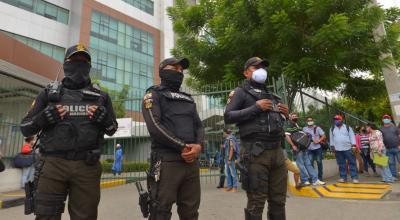 Policías resguardan los exteriores del hospital Abel Gilbert Pontón, en Guayaquil, donde está internado Daniel Salcedo. Foto del 13 de julio de 2020.