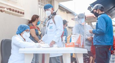 Doctores del Municipio de Guayaquil establecen cercos epidemiológicos en varios sectores de la ciudad. 