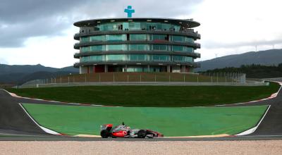 El auto de Lewis Hamilton durante el circuito de Portimao, en 2009.