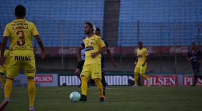 Sebastián Perez en una jugada con Barcelona por Copa Libertadores.