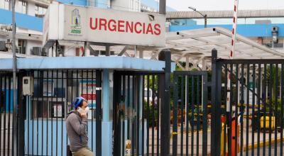 Una persona en los exteriores del Hospital Carlos Andrade Marín, en Quito, el 13 de mayo de 2020. 