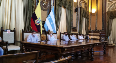 Edson Alvardo, alcalde de Santa Lucía (Guayas) y presidente regional de AME, junto a la alcaldesa de Guayaquil, Cynthia Viteri, el pasado 2 de julio de 2020.