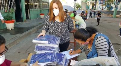 La subsecretaria de Educación de la Zona 8, Alexandra Higgins (centro), durante una entrega de libros escolares, en junio de 2020.