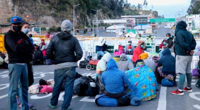 Ciudadanos  venezolanos  descansando en el Puente Internacional Rumichaca en la frontera de Colombia, en Tulcán, Ecuador, el 29 de abril de 2020.