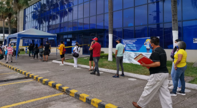 Clientes de CNEL haciendo fila para presentar reclamos en la matriz de Guayaquil el pasado 18 de junio de 2020.