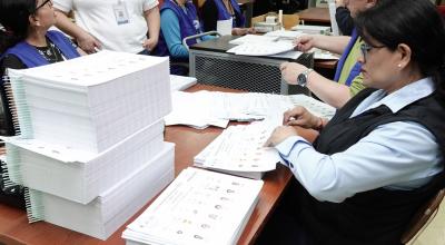 Personal del CNE revisa las papeletas para las elecciones seccionales de 2019.