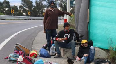 Ciudadanos  venezolanos  descansando en el Puente Internacional Rumichaca en la frontera de Colombia, en Tulcán, Ecuador, el 29 de abril de 2020.