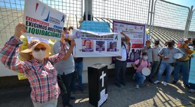 Trabajadores de medios públicos reclaman el pago de sueldos y liquidaciones en Guayaquil, el 4 de agosto de 2020.