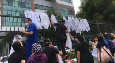 Médicos colgaron sus mandiles en rechazo al despido de sus compañeros de un hospital de Guayaquil, el 23 de julio de 2020.