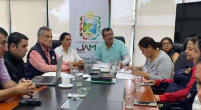 Robert Castro (celeste), alcalde de Jama, preside una reunión del Comité de Reconstrucción, en febrero de 2020.