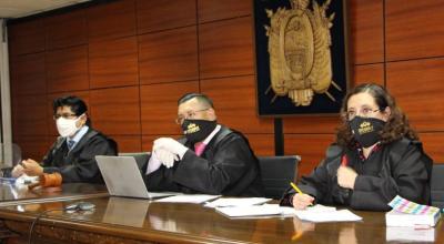 De izq. a der.: David Jacho, Iván Saquicela y Daniella Camacho, integrantes del Tribunal de apelación a la prisión preventiva de Eliseo Azuero, en la audiencia del 4 de agosto de 2020.