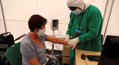 Una mujer es atendida en el área de triage en el hospital de IESS, en Quito, 23 de julio de 2020.