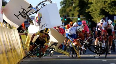 El momento en el que Dylan Groenewegen empuja a Fabio Jakobsen y se provoca el horrible accidente en la meta de la primera etapa del Tour de Polonia.