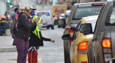 Una mujer y un menor de edad piden una ayuda económica en Cuenca, el 26 de junio de 2020. 