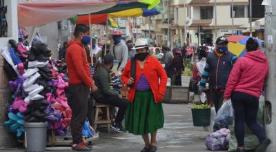 Personas caminan en el sector de la 9 de octubre en Cuenca, el 13 de agosto de 2020.