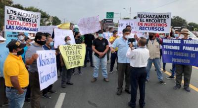 Varios alcaldes del país cerraron la vía que une a Daule con Santa Lucía, en Guayas, el 11 de agosto de 2020. Ellos reclamaron la falta de recursos al Gobierno Central.