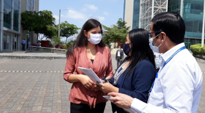 Funcionarios de la Defensoría del Pueblo en el Complejo Judicial de La Florida, al norte de Guayaquil, este 19 de agosto de 2020.