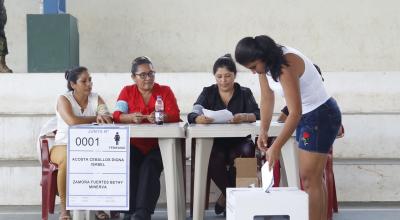 Imagen referencial de una joven votando en el proceso electoral del 24 de marzo de 2019.