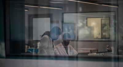 Dos médicos en un laboratorio buscando información sobre la vacuna de Covid-19.