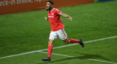 El delantero peruano, Paolo Guerrero, celebrando un gol anotado con el  Internacional de Porto Alegre.