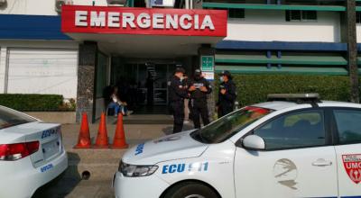 Patrulleros estacionados en el exterior del área de emergencias de la clínica Alcívar, de Guayaquil, donde está hospitalizado el expresidente Abdalá Bucaram. El 16 de agosto de 2020.