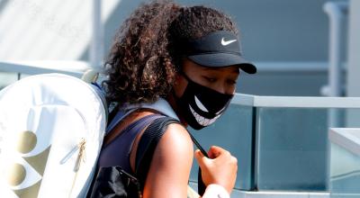 Naomi Osaka, de Japón, sale de la cancha después de derrotar a Anett Kontaveit en un partido de cuartos de final de Western and Southern Open, el miércoles 26 de agosto de 2020.