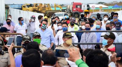 Protestas en el terreno donde debía construirse el hospital de Pedernales, donde hizo un recorrido el ministro de Obras Públicas, Gabriel Martínez (centro), el 9 de junio de 2020.