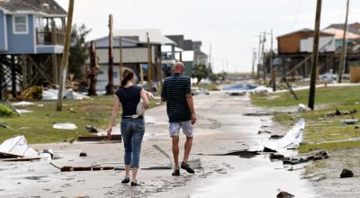 Los residentes miran la destrucción generalizada en Holly Beach, Louisiana, el 27 de agosto de 2020, el día en que el huracán Laura azotó la costa del Golfo como una tormenta de categoría 4.