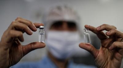 Un investigador muestra unos tubos de ensayo con vacunas en un laboratorio de Brasil.